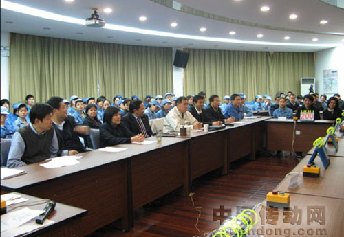 公司各部門領導作為評委，行使神圣的職責。小澤部長(前排左五)