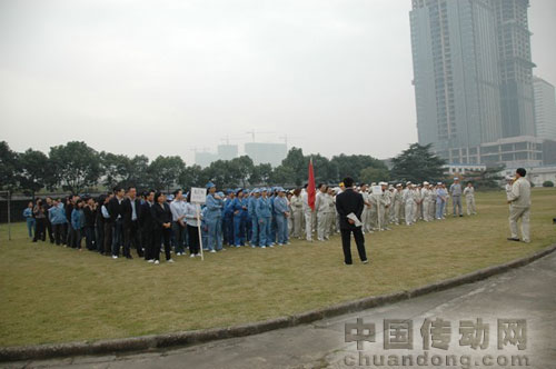 員工們在接受消防知識(shí)宣傳教育