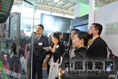 西門子（中國）有限公司驅(qū)動技術(shù)集團運動控制部副總經(jīng)理、機床數(shù)控業(yè)務(wù)總經(jīng)理許政順在CIMT西門子展臺向記者介紹西門子數(shù)控產(chǎn)品&nbsp;&nbsp; 