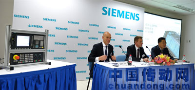 （左起）西門子股份公司驅(qū)動技術(shù)集團數(shù)控海外事業(yè)部總經(jīng)理裴安咨、西門子（中國）有限公司驅(qū)動技術(shù)集團運動控制部總經(jīng)理彭瑞澤、西門子（中國）有限公司驅(qū)動技術(shù)集團運動控制部副總經(jīng)理、機床數(shù)控業(yè)務(wù)總經(jīng)理許政順出席發(fā)布會&nbsp;&nbsp;&nbsp;&nbsp;&nbsp;&nbsp;