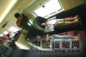 昨日，媒體記者們踏上京滬高鐵體驗之旅，商務座車廂坐椅可以“變形”，乘客可以躺著。