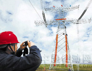 名施工人員在西藏安多縣境內(nèi)青藏聯(lián)網(wǎng)工程建設(shè)現(xiàn)場拍攝線路貫通