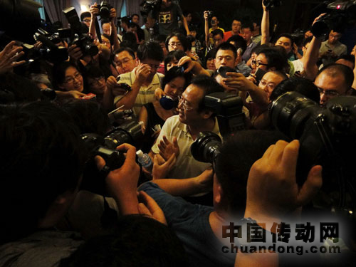 發(fā)布會(huì)結(jié)束后,鐵道部新聞發(fā)言人被記者包圍