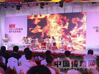 SEW新品發(fā)布現(xiàn)場(chǎng)表?yè)P(yáng)