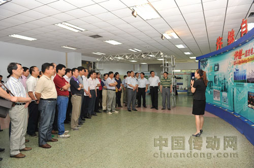 姚志清副總裁熱情接待并陪同代表團參觀了許繼展廳。