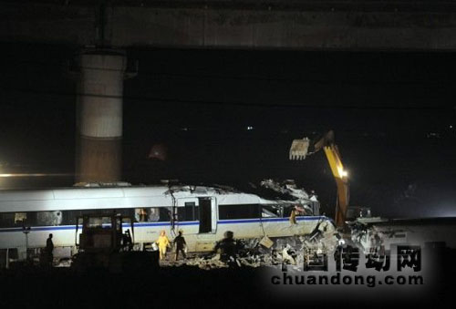 7月25日，挖掘機(jī)正在對(duì)事故列車車廂進(jìn)行拆解