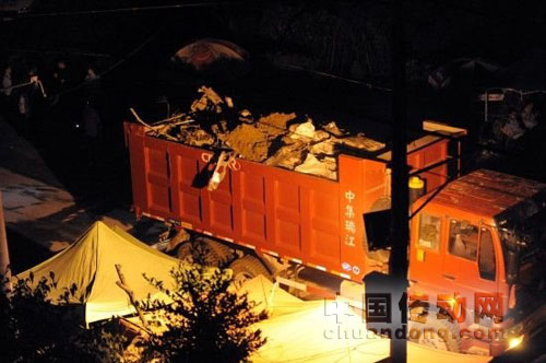 7月25日晚10點(diǎn)30分左右，挖掘車開(kāi)始對(duì)“7-23”甬溫線特別重大鐵路交通事故的列車車廂進(jìn)行拆解，目前有5臺(tái)挖掘機(jī)正在進(jìn)行作業(yè)。圖為第一輛滿載的運(yùn)輸車駛離現(xiàn)場(chǎng)。