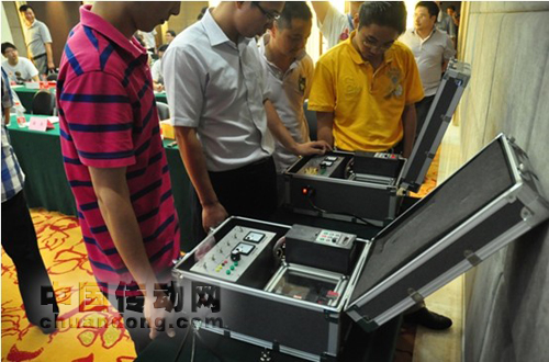 技術(shù)人員為現(xiàn)場嘉賓演示產(chǎn)品