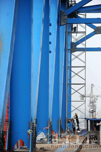 　8月1日，中國中鐵四局鋼結(jié)構(gòu)公司一線施工人員在合肥南環(huán)線鋼桁梁柔性拱特大橋工地上對正在拼裝的工程進行螺栓加固。