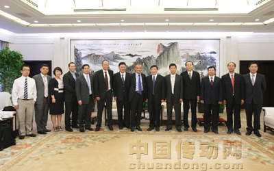 施耐德電氣集團總裁兼首席執(zhí)行官趙國華與陜西省委常委、常務副省長婁勤儉等政府領導合影