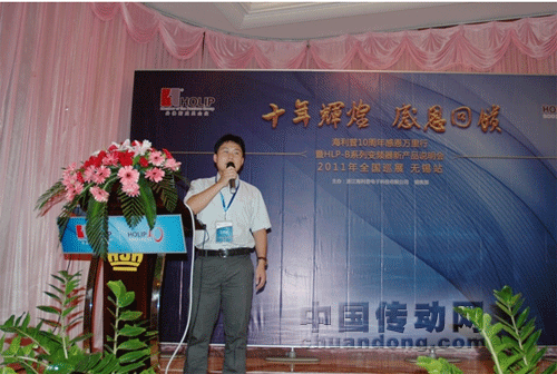 技術(shù)人員認(rèn)真講解新產(chǎn)品技術(shù)特性&nbsp;&nbsp;