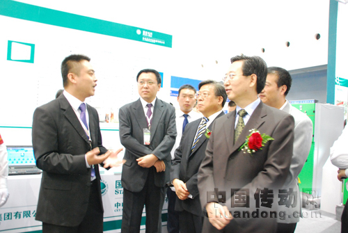 出席開(kāi)幕式的國(guó)家電網(wǎng)公司總經(jīng)理助理張麗英一行興致勃勃地在許繼展區(qū)了解情況