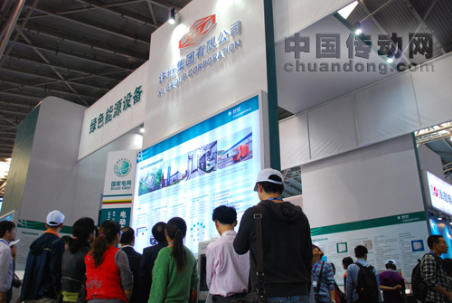 參展人員關(guān)注許繼電動(dòng)汽車充換電站