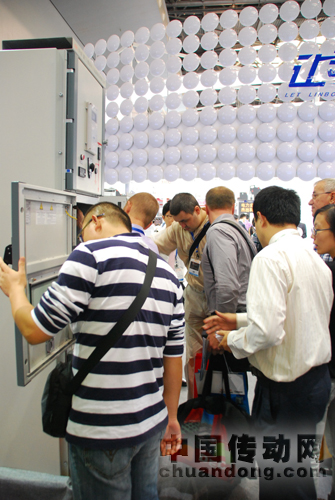 世界首創(chuàng)600mm寬柜型SGC1開(kāi)關(guān)設(shè)備展臺(tái)前，外國(guó)同行們一邊仔細(xì)觀摩一邊羨慕