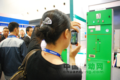 參展人員對(duì)著許繼環(huán)網(wǎng)柜產(chǎn)品一陣猛拍