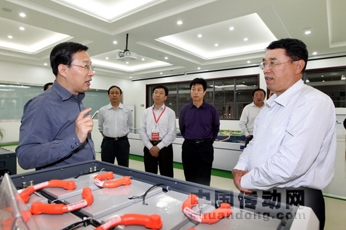 山東電力集團總經(jīng)理李同智在展廳向史玉波副主席介紹電動公交車動力電池的性能特點