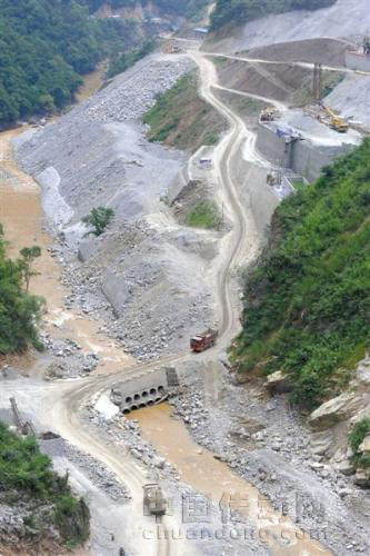 湖北神農(nóng)架，玉泉河流域龍?zhí)蹲齑髩渭半娬菊谮s工期，工地上一派繁忙景象。