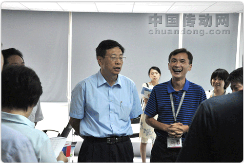 總經(jīng)理盧總(右)與凌書記(左2)談起企業(yè)發(fā)展狀況