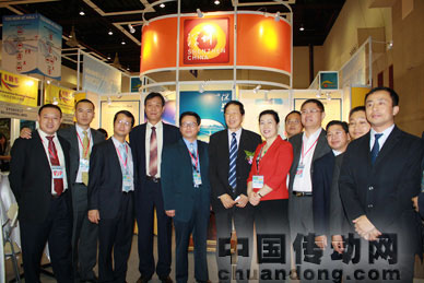 與科工貿(mào)信委張立仁處長（左五）及拿督黃漢良先生（左六）常務副會長孫利（左七）在展會上的合影