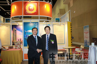 與馬來西亞中國經(jīng)濟貿(mào)易總商會會長拿督黃漢良先生合影