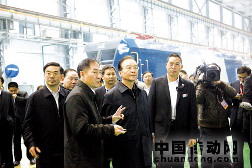 圖為中國南車董事長趙小剛向溫家寶總理匯報(bào)公司安全質(zhì)量生產(chǎn)情況。