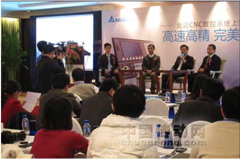 臺(tái)達(dá)集團(tuán)機(jī)電事業(yè)部總經(jīng)理張訓(xùn)海先生（左三），臺(tái)達(dá)集團(tuán)運(yùn)動(dòng)系統(tǒng)產(chǎn)品處處長(zhǎng)蔡清雄博士（左二），臺(tái)達(dá)集團(tuán)CNC產(chǎn)品部經(jīng)理蘇祥瑞先生（左一）， 中達(dá)電通伺服&數(shù)控產(chǎn)品開發(fā)處經(jīng)理李文建先生（左四），現(xiàn)場(chǎng)答媒體問。