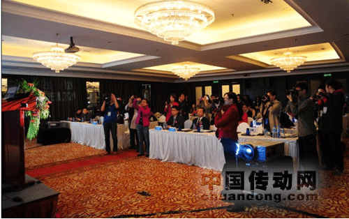 現(xiàn)場(chǎng)媒體對(duì)臺(tái)達(dá)CNC數(shù)控系統(tǒng)的推出表現(xiàn)出極高關(guān)注度