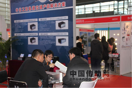 現(xiàn)場與客戶溝通，了解客戶需求