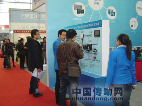 眾為興參展同事與客戶進(jìn)行溝通