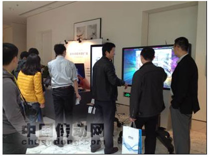 活動(dòng)現(xiàn)場(chǎng)，Elo展示的一臺(tái)新的55 英寸互動(dòng)式數(shù)字標(biāo)牌