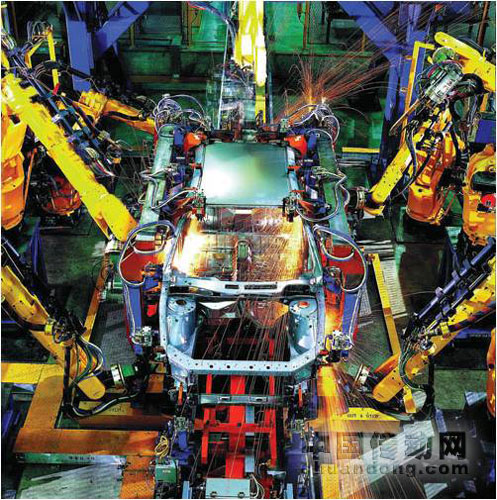 多臺FANUC機器人對車體進行焊接操作