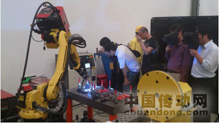 業(yè)內(nèi)專(zhuān)家參觀(guān)FANUC焊接機(jī)器人實(shí)驗(yàn)室