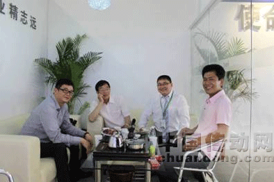 英威騰集團(tuán)副總裁、英威騰德仕卡勒董事長(zhǎng)劉繼東（左一）、英威騰德仕卡勒總經(jīng)理劉建輝（右二） 