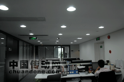  圖1：未更換LED燈具的辦公室， 亮度不夠，影響視力與工作效率。