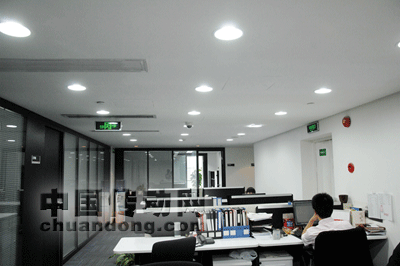 圖2：更換LED燈具后的辦公室， 亮度提高，保護(hù)視力并提升了工作效率。