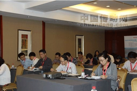 與會人員認(rèn)真聽取產(chǎn)品介紹并作筆記