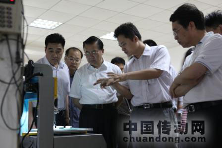 李新總經(jīng)理為朱克江市長演示機(jī)器視覺