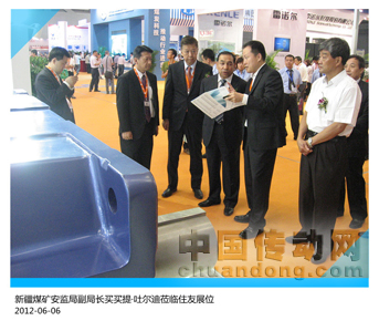 圖為董事長、總經理、行業(yè)經理王川 向新疆自治區(qū)煤管局、煤礦安監(jiān)局黨組書記、副局長買買提·吐爾迪介紹住友產品