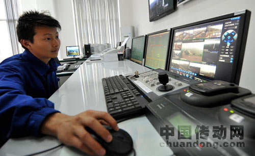 一名工作人員在位于云南省大理市郊區(qū)的大風(fēng)壩風(fēng)電場內(nèi)監(jiān)控