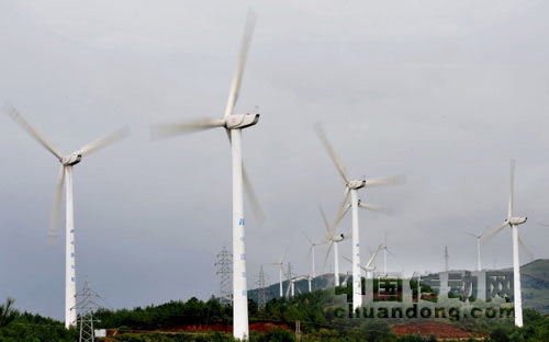 云南省大理市郊區(qū)的大風(fēng)壩風(fēng)電場的風(fēng)力發(fā)電機(jī)組