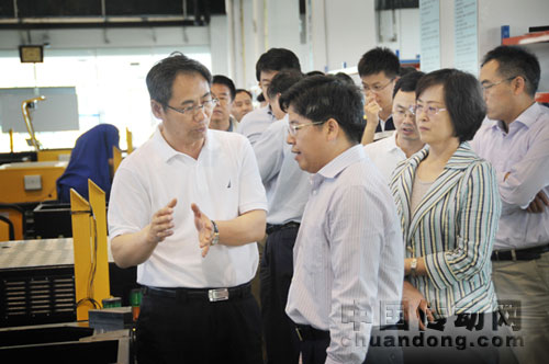 國家發(fā)改委東北振興司副司長姜四清一行到新松公司參觀調研