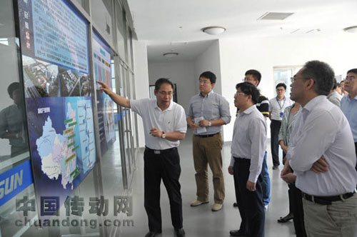 國家發(fā)改委東北振興司副司長姜四清一行到新松公司參觀調研