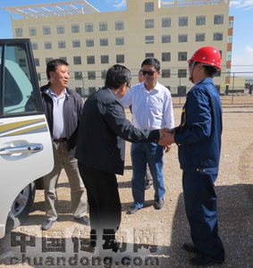 青海省發(fā)改委常務(wù)副主任王景雄蒞臨德令哈50MW太陽能熱發(fā)電項(xiàng)目視察