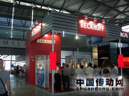 眾多觀眾饒有興致參觀倍福展臺