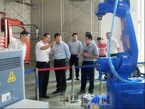 上海市副市長艾寶俊一行蒞臨新松公司視察指導