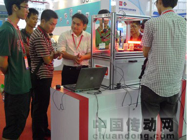 銷(xiāo)售人員為參展觀眾介紹所展示的機(jī)器視覺(jué)系統(tǒng)