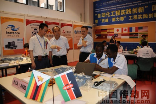 教育部教指委主任呂景泉（左）、教育部高等教育教學(xué)評(píng)估中心副主任李志宏（中）、中華職業(yè)教育社專家委員會(huì)副主任劉來泉（右）在備賽現(xiàn)場(chǎng)參觀指導(dǎo)