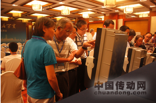 參會人員觀摩產(chǎn)品